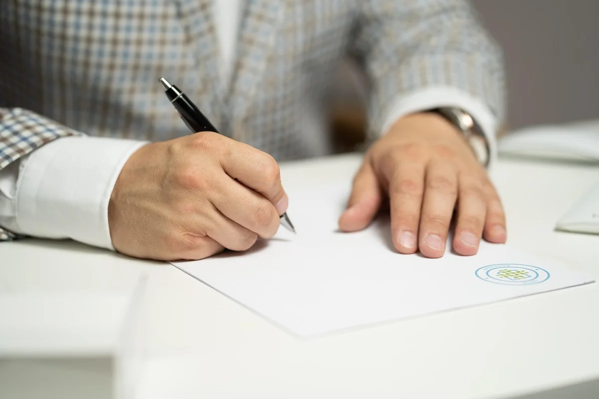 Découvrez comment faire une signature par ordre exemple en 2026 facilement