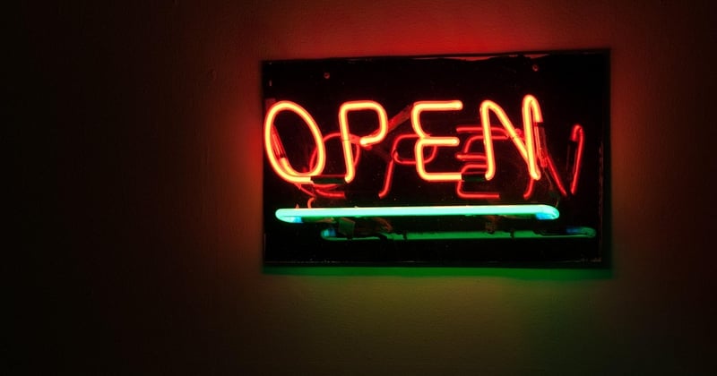 Enseigne lumineuse intérieure pour entreprise à Nantes : faites briller votre marque