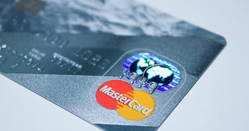 Recharge par carte bancaire, en magasin, par téléphone : quel canal choisir