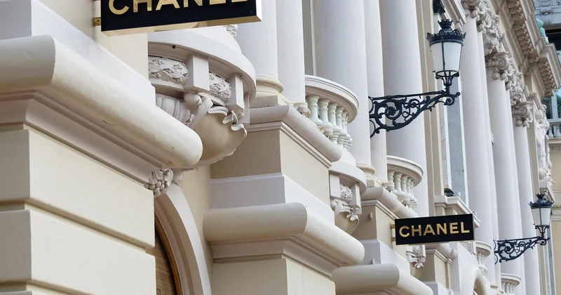 Bandeau ou drapeau : quel format pour un commerce de rue ?