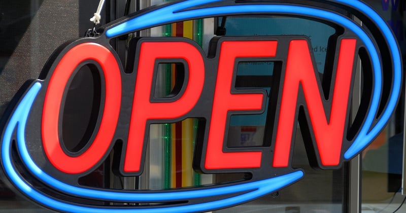 Signalétique lumineuse à Nantes : 5 idées pour faire briller votre commerce