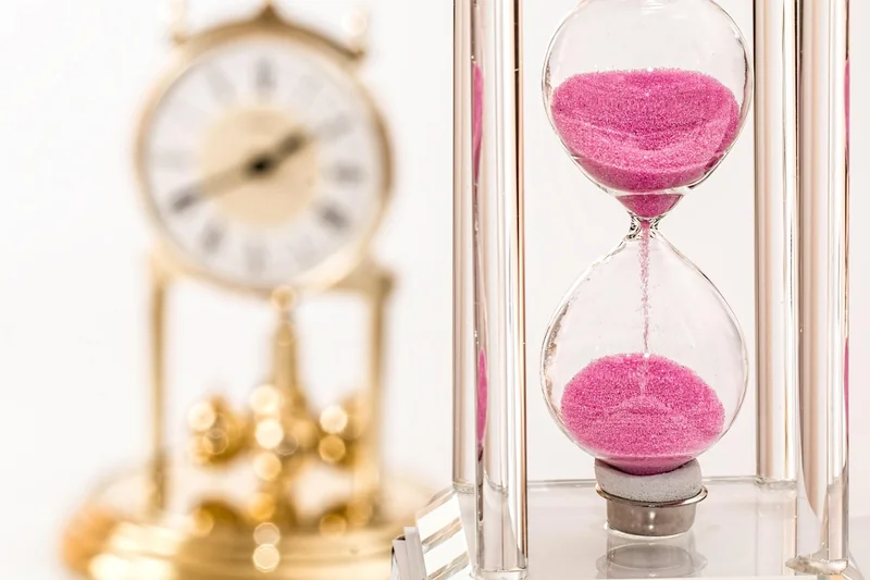 Délais et conséquences : pourquoi ne pas traîner