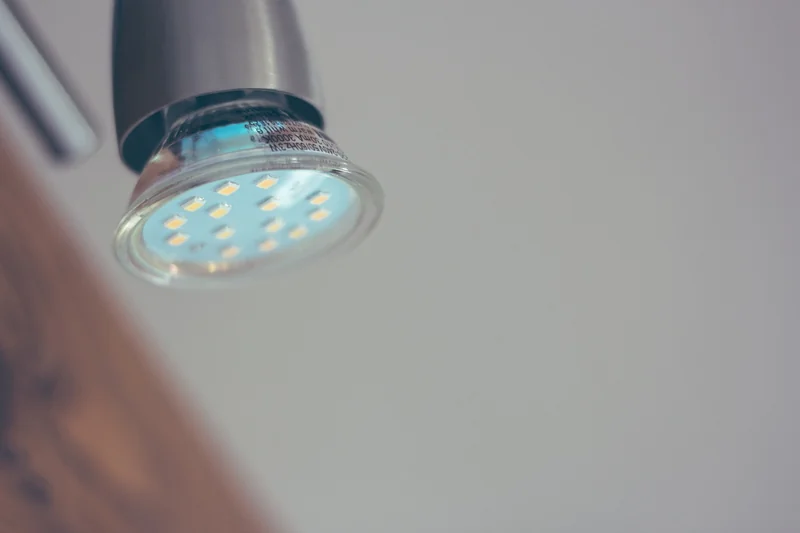 Matériaux et technologies : photoluminescent vs LED, mon verdict